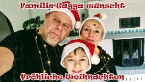 Meine Eltern mit mir beim Weihnachtsfoto 2021