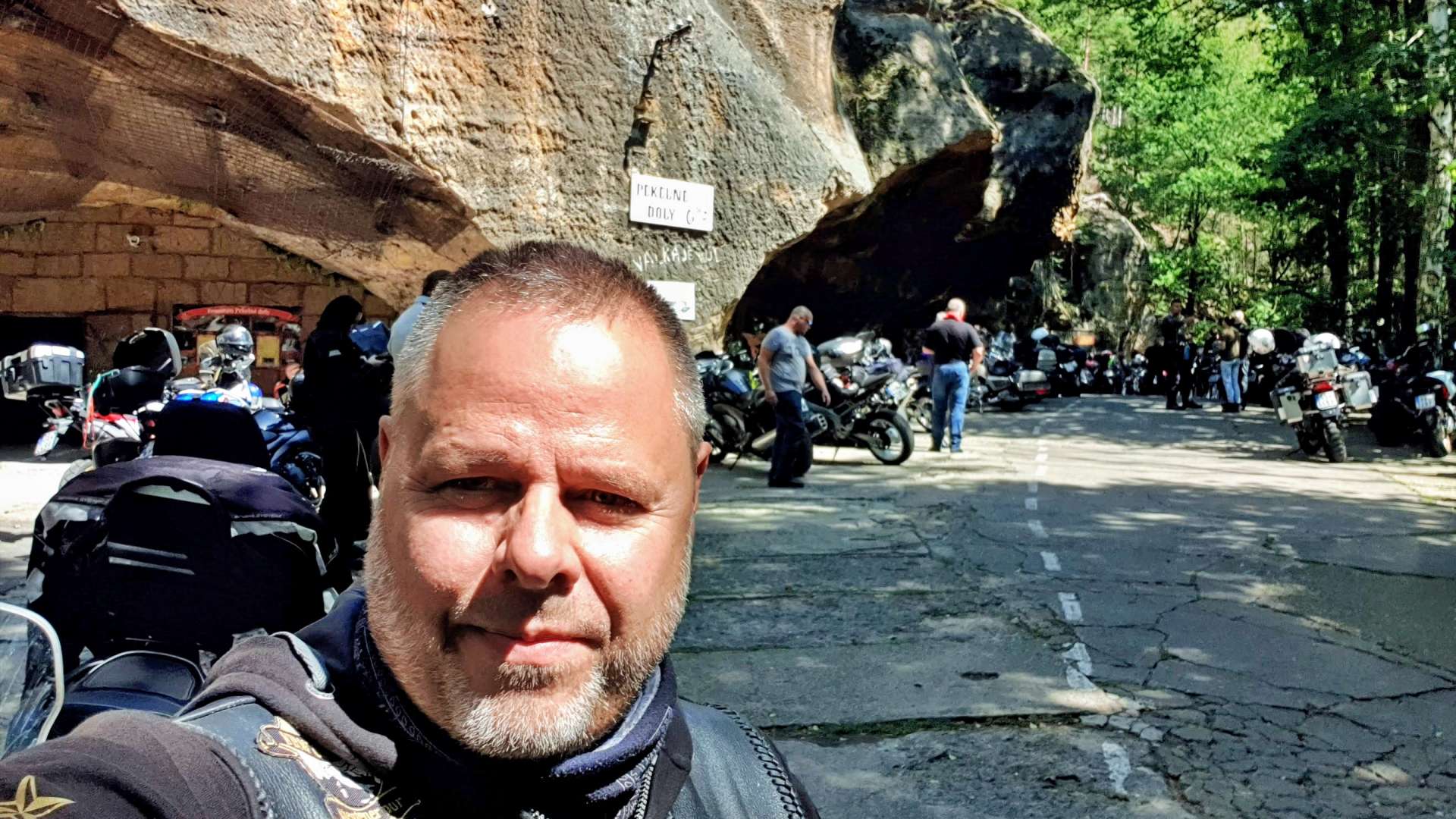 Zu Besuch in den Bikerhöhlen Pekelné Doly in Cvikov, Tschechien
