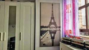 Ein Bild vom Pariser Eifelturm in meinem Zimmer.